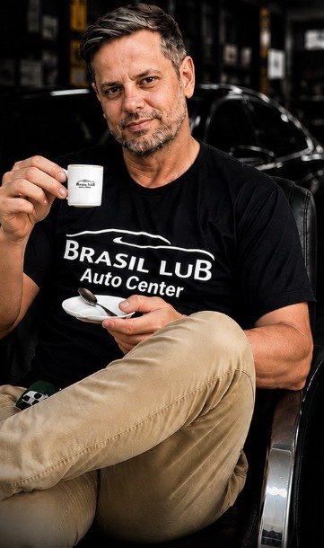 Dono da Brasil Lub tomando um café na oficina