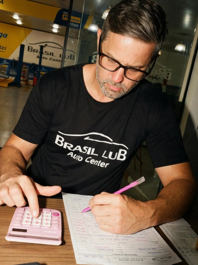 Dono da Brasil Lub preenchendo a ordem de serviço com calculadora